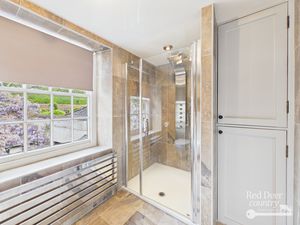 Ensuite- click for photo gallery